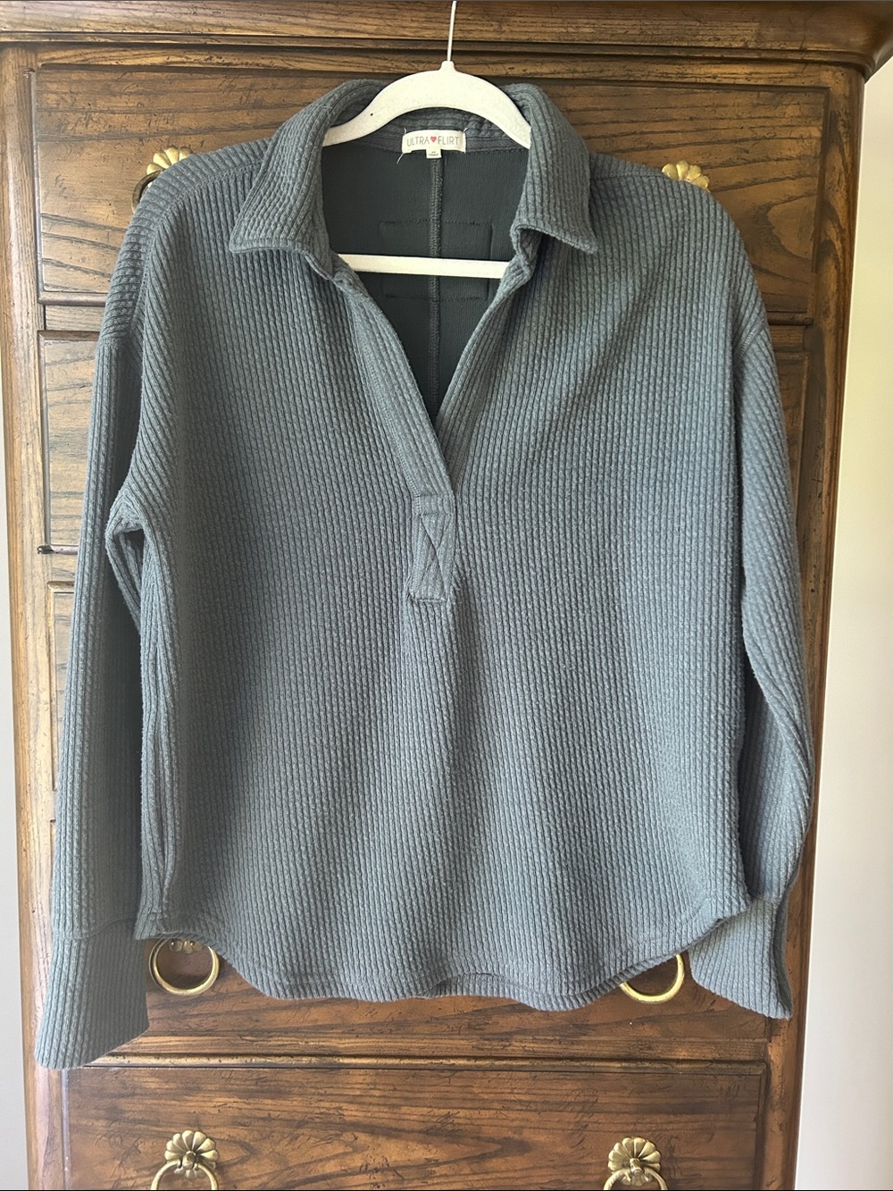 Ultra Flirt Gray Ribbed V-Neck Pullover, Size M